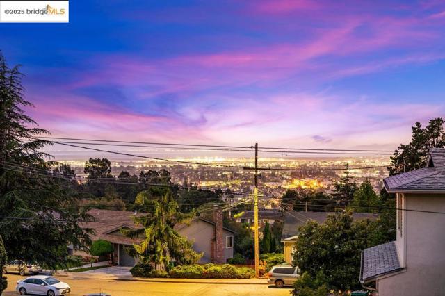 21 Maggiora Ct, Oakland CA: https://media.crmls.org/mediaz/f500c651-6231-4588-9e06-e7489fb4696e.jpg