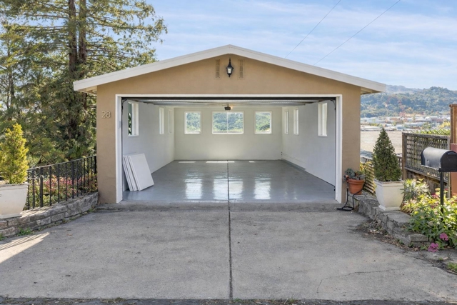 28 Marina Court Dr, San Rafael CA: https://media.crmls.org/mediaz/f500de0a-4805-42e3-95f3-a2d46e59f55d.jpg