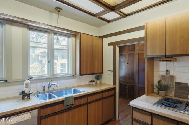402 Lynn Drive, Ventura CA: https://media.crmls.org/mediaz/f500e1dc-57e3-44cc-a4af-35c9ad25556c.jpg
