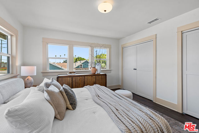 3816 S Harvard Boulevard, Los Angeles CA: https://media.crmls.org/mediaz/f5039001-2db1-438f-89cd-6b684a4a41db.jpg