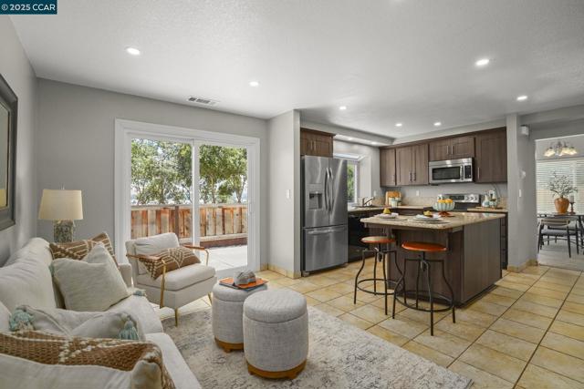 2132 Rock Pass Pl, Martinez CA: https://media.crmls.org/mediaz/f50393a8-c4cb-42b3-9d2c-51c5907501ae.jpg