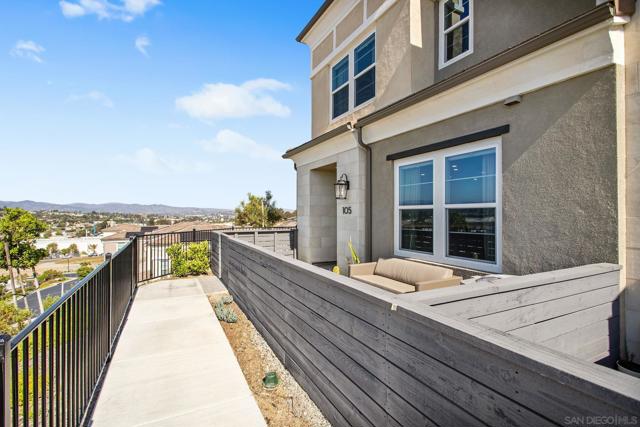 1202 Sunrise Vw, San Marcos CA: https://media.crmls.org/mediaz/f5043d07-2131-4b34-b1a6-3c9435adf71f.jpg