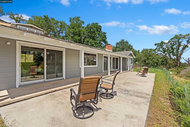 1810 Meadow Lane, Walnut Creek CA: https://media.crmls.org/mediaz/f505f9ca-d1d1-4511-b7ea-b0f76ad1034b.jpg