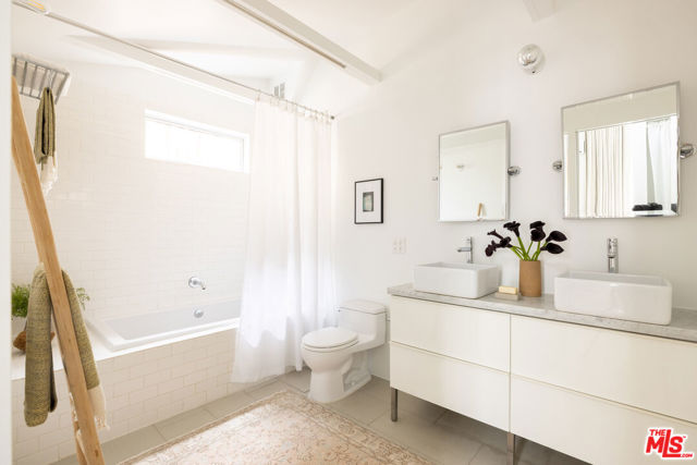 864 Sanborn Avenue, Los Angeles CA: https://media.crmls.org/mediaz/f5070a0e-4e75-48cb-8863-cd422523e73b.jpg