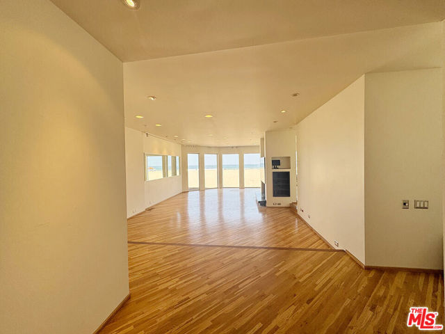 3505 Ocean Front Walk, Marina del Rey CA: https://media.crmls.org/mediaz/f50810aa-cb2a-4a98-8084-0a31ff343926.jpg