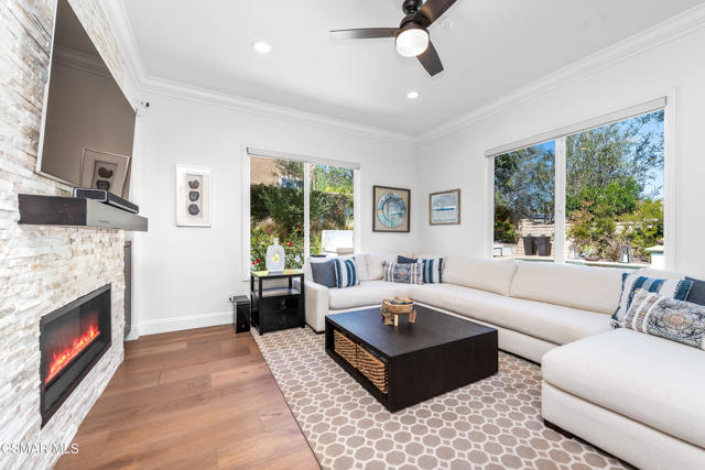 976 Blackbourne, Oak Park CA: https://media.crmls.org/mediaz/f5081270-13ec-48df-8a23-9bce1fce3681.jpg
