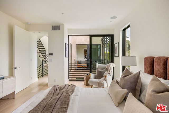 927 1/2 Hilldale Avenue, West Hollywood CA: https://media.crmls.org/mediaz/f508161a-9ebf-4127-99a1-b31fd90f82ca.jpg