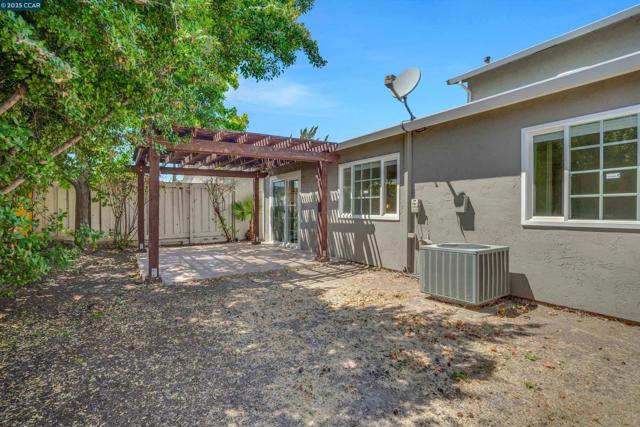 3253 Madrone St, Antioch CA: https://media.crmls.org/mediaz/f5099220-0e02-4710-9f57-d31d21cbd596.jpg