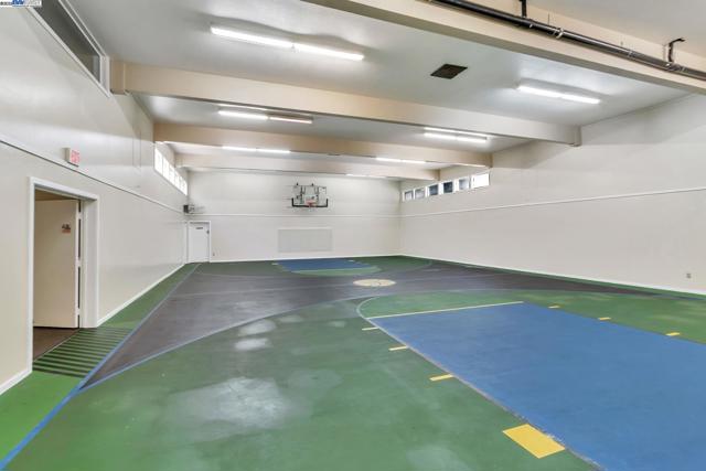 291 Tradewinds Dr, San Jose CA: https://media.crmls.org/mediaz/f509d6d6-1ab2-4357-be74-7a9e346d72c3.jpg
