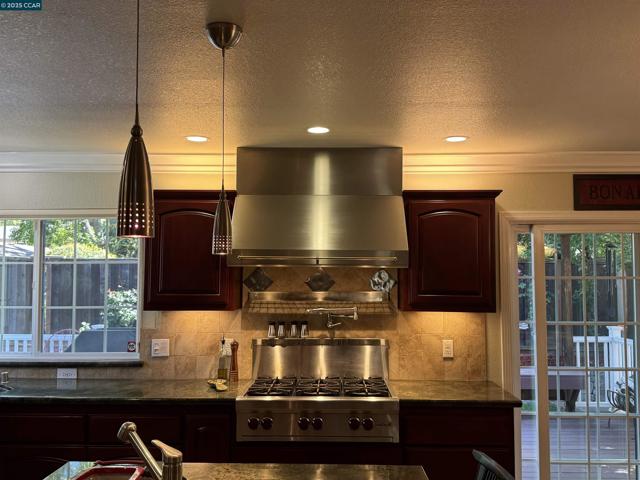 898 Luxury Dr, Concord CA: https://media.crmls.org/mediaz/f50a783c-6bf5-4b49-b6ca-5c1c47b24534.jpg