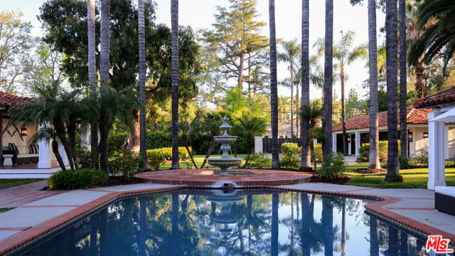 18625 Wells Drive, Tarzana CA: https://media.crmls.org/mediaz/f50a9b91-8bfb-4fd4-a82c-27ef7a64f0a7.jpg