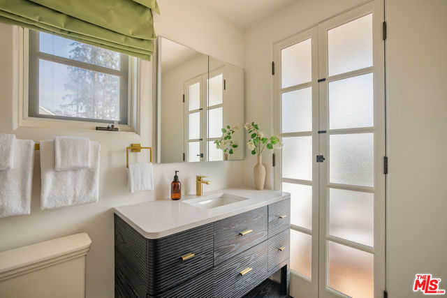 706 N Crescent Drive, Beverly Hills CA: https://media.crmls.org/mediaz/f50b4953-202a-4dc2-af57-8703399588b7.jpg
