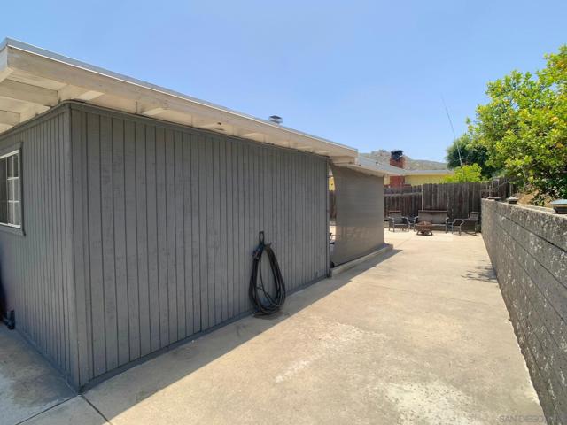 8644 Via Del Luz, El Cajon CA: https://media.crmls.org/mediaz/f50bf802-c8e3-4445-aede-337988bdb418.jpg