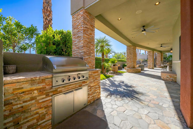 15 Sun Ridge Circle, Rancho Mirage CA: https://media.crmls.org/mediaz/f50cb354-77ad-47b5-9621-49d5b4ad0ba8.jpg
