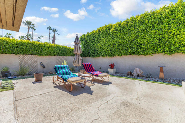 29 El Roble Court, Rancho Mirage CA: https://media.crmls.org/mediaz/f50ce403-5525-44b0-8f2b-8e22dcda411a.jpg