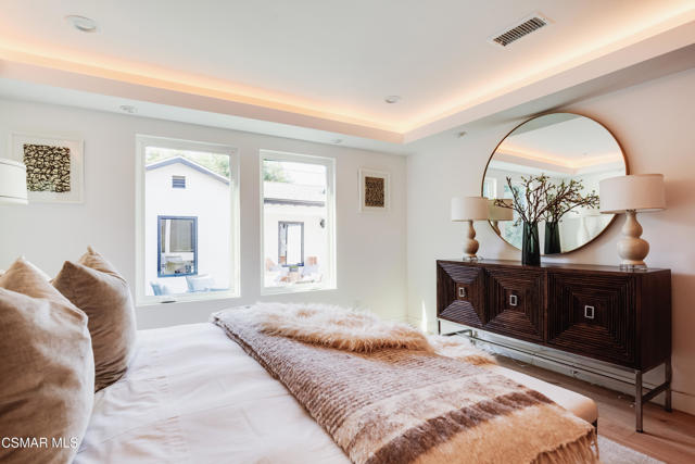 14322 W Collins Street, Sherman Oaks CA: https://media.crmls.org/mediaz/f50df4ce-0140-4970-b6ef-04802c21b98b.jpg