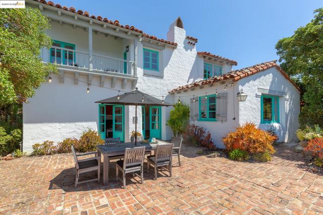 6801 Estates Dr, Oakland CA: https://media.crmls.org/mediaz/f50e83c7-91a9-4966-bce2-13ea3e31637c.jpg
