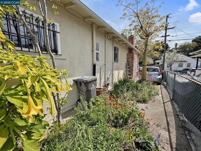 2129 Harrington Ave, Oakland CA: https://media.crmls.org/mediaz/f510be69-a706-4c58-98a7-fdae8d89d920.jpg