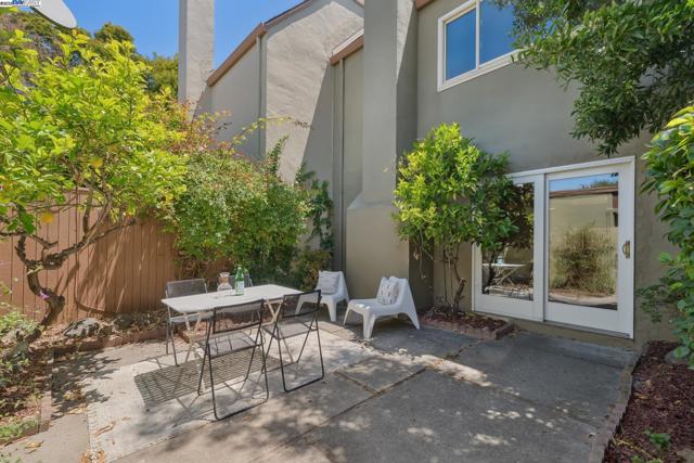 1105 Fontana Dr, Alameda CA: https://media.crmls.org/mediaz/f5135e4e-f43a-47b8-8170-1e62f2685df0.jpg