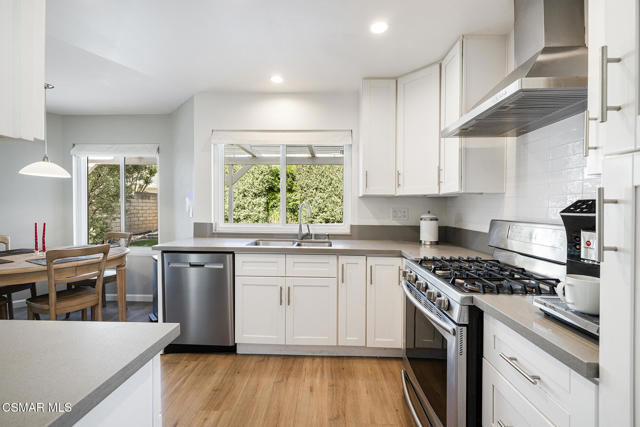 4427 Skyglen Court, Moorpark CA: https://media.crmls.org/mediaz/f51361f0-0a07-49d0-8ae0-6f8301b7b938.jpg