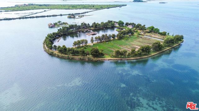 1 Private Island Near Venice, Italy,  CA: https://media.crmls.org/mediaz/f5144bc6-7d95-44ca-a5f5-8ec6da8985d3.jpg
