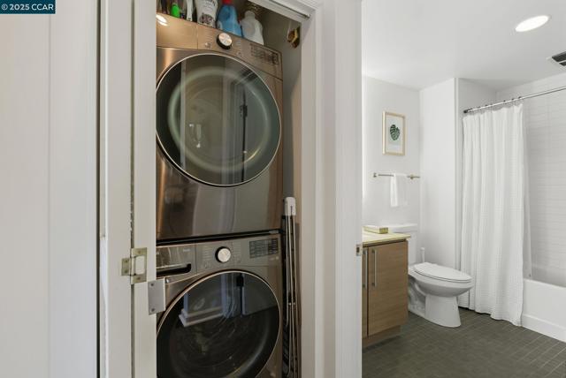 200 2nd St, Oakland CA: https://media.crmls.org/mediaz/f51493dd-0fde-4964-b7cb-77de02e3202c.jpg