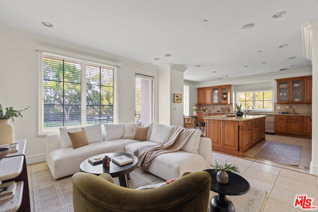 3697 Benedict Canyon Lane, Sherman Oaks CA: https://media.crmls.org/mediaz/f5153bed-e9e4-4c60-b3fe-c9e145a5756d.jpg