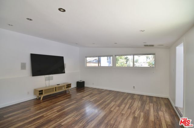 9342 Debra Avenue, North Hills CA: https://media.crmls.org/mediaz/f515469f-4db2-4964-8e3f-9908b2bfffea.jpg