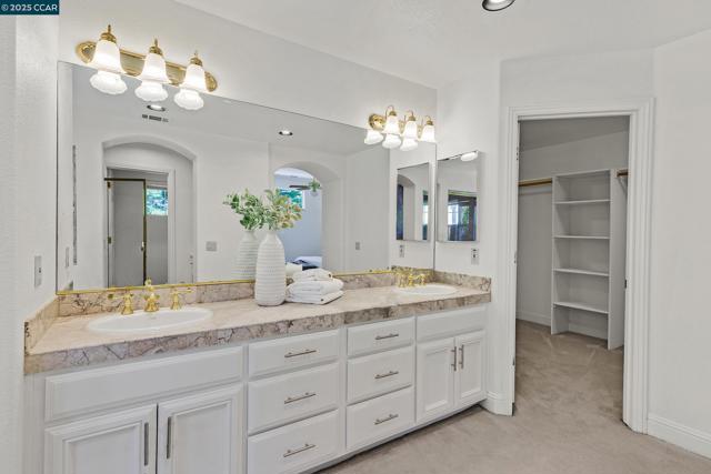 4253 Golden Oak Ct, Danville CA: https://media.crmls.org/mediaz/f515713d-bd58-488a-b409-cdcabb4bbc35.jpg