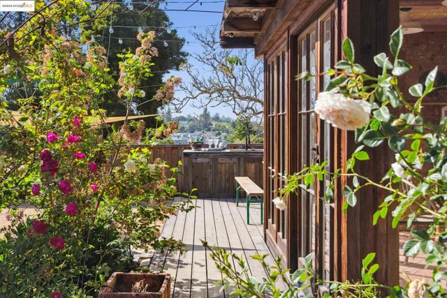 1015 Warfield Ave, Oakland CA: https://media.crmls.org/mediaz/f515c191-c796-4584-956c-a19caed4158e.jpg