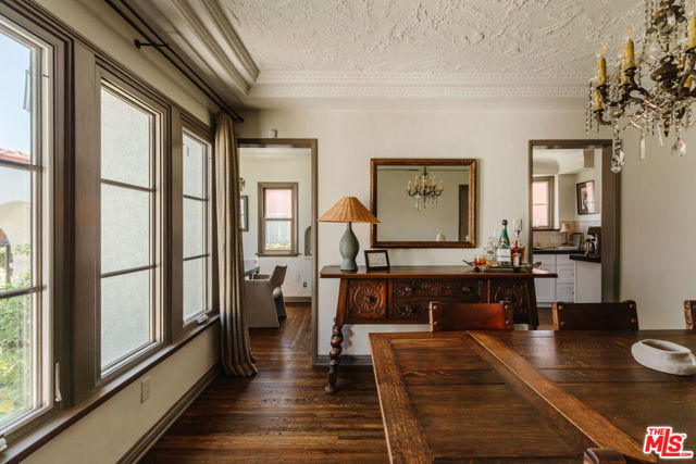 3975 Sutro Avenue, Los Angeles CA: https://media.crmls.org/mediaz/f515fcc1-31b6-4d9c-bb73-3d7ec14896e1.jpg