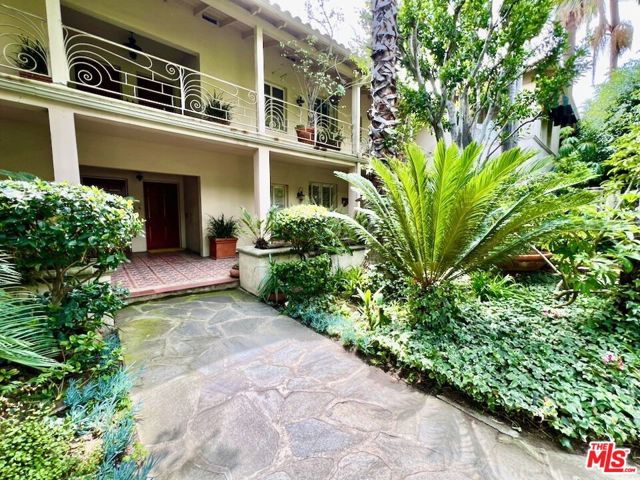 8474 Fountain Avenue, West Hollywood CA: https://media.crmls.org/mediaz/f51633d4-ba7f-4e28-b09b-cccdd33b1581.jpg