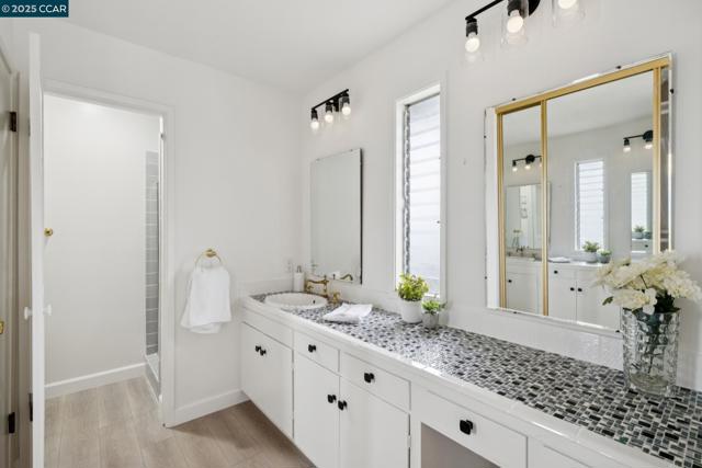 12 La Cresta Rd, Orinda CA: https://media.crmls.org/mediaz/f5173fa3-2836-40c7-98ee-50385588161e.jpg