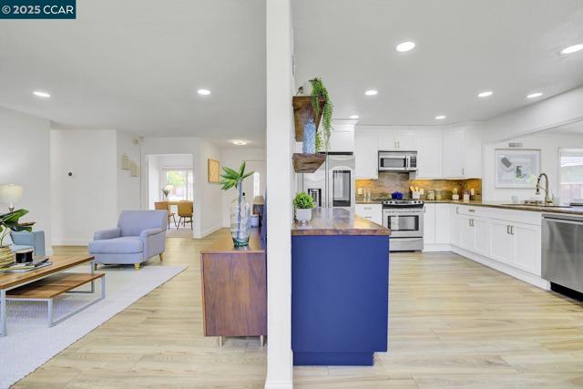 9821 Broadmoor Dr, San Ramon CA: https://media.crmls.org/mediaz/f5189d8d-6bb4-4848-a524-326fdd315965.jpg