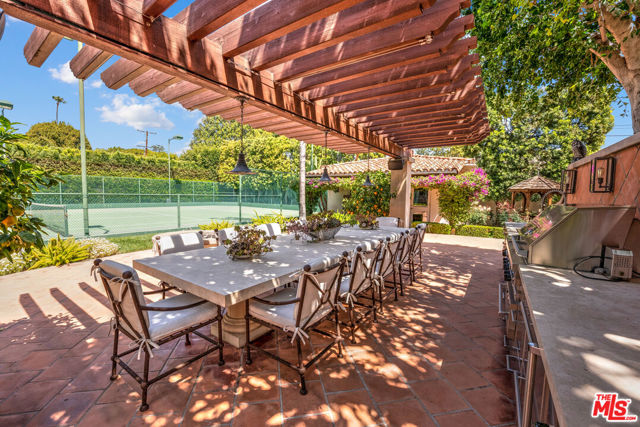 812 N BEDFORD Drive, Beverly Hills CA: https://media.crmls.org/mediaz/f5192be5-c3ad-4745-b63c-3dce326c91ea.jpg