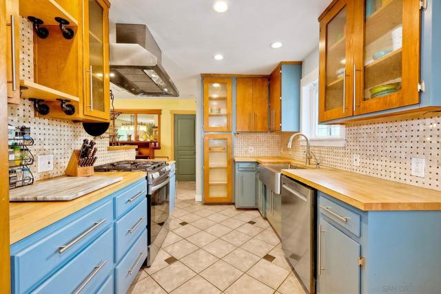 9435 Morcado Cir, La Mesa CA: https://media.crmls.org/mediaz/f519b998-23c4-4b00-8d92-35c2565c49b8.jpg