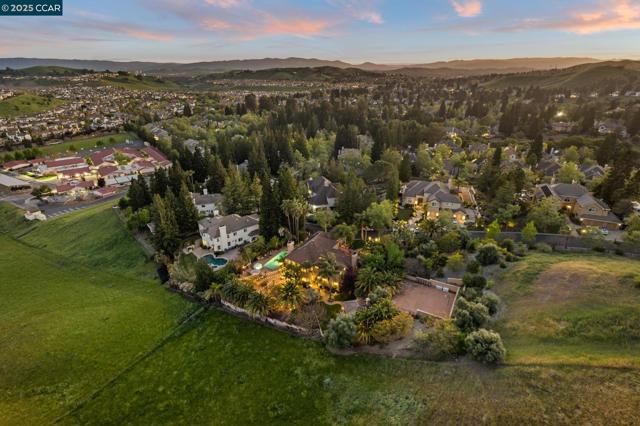 4640 Kingswood Dr, Danville CA: https://media.crmls.org/mediaz/f51b265b-0ab4-46d6-a58b-947a0bbc3f42.jpg