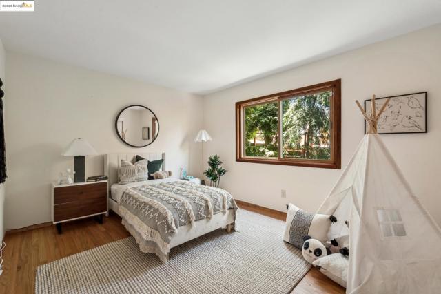 2560 Carisbrook Dr, Oakland CA: https://media.crmls.org/mediaz/f51bb499-685a-46f0-959f-f6b144fa0e26.jpg