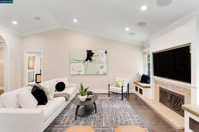 5588 Gonzalez Ct, Concord CA: https://media.crmls.org/mediaz/f51c867c-5a53-4a36-8e23-88baca6f5f9e.jpg