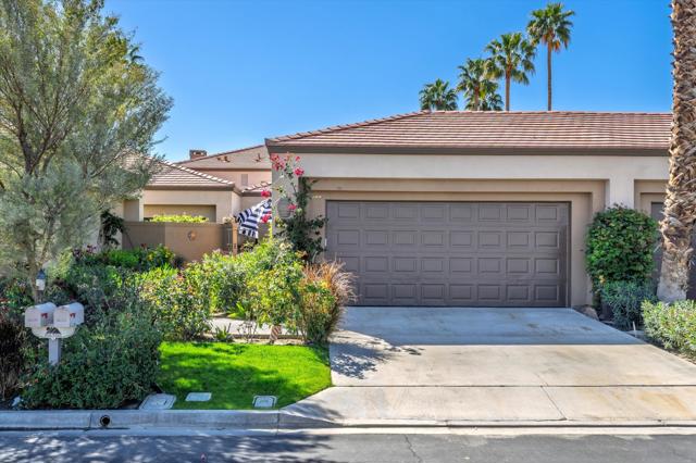 54121 Oakhill, La Quinta CA: https://media.crmls.org/mediaz/f51d3fe5-3a18-465b-948e-1e0c7cfa6384.jpg