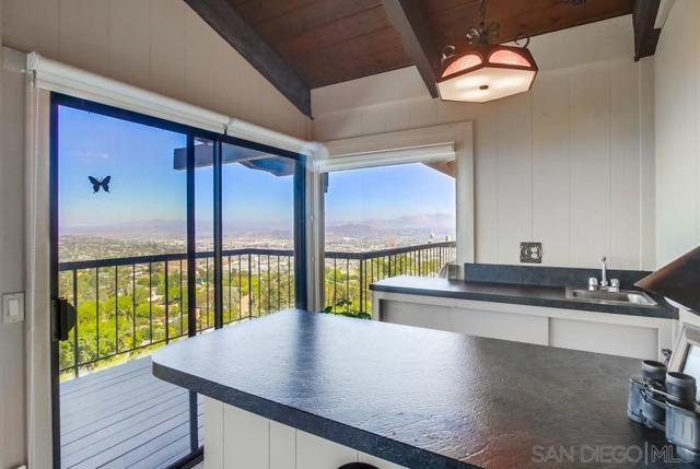 4742 Mount Helix Drive, La Mesa CA: https://media.crmls.org/mediaz/f51d8f35-bb24-4867-9898-f40b7e411ab6.jpg