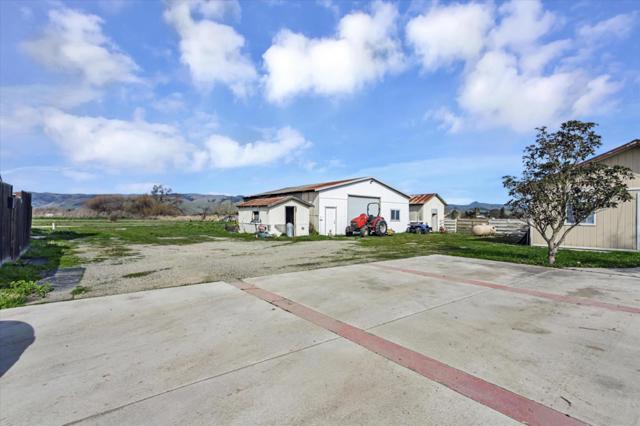 1204 Shore Road, Hollister CA: https://media.crmls.org/mediaz/f520cd2b-17f6-4b3c-b752-fe31ba268033.jpg