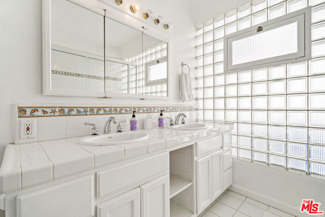 2205 ELM Avenue, Manhattan Beach, California 90266, 2 Bedrooms Bedrooms, ,2 BathroomsBathrooms,Residential,Sold,ELM,22148905