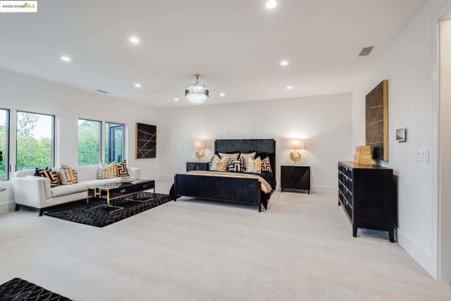 13462 Campus drive, Oakland CA: https://media.crmls.org/mediaz/f5221620-86fd-49e8-8838-626529de25d3.jpg