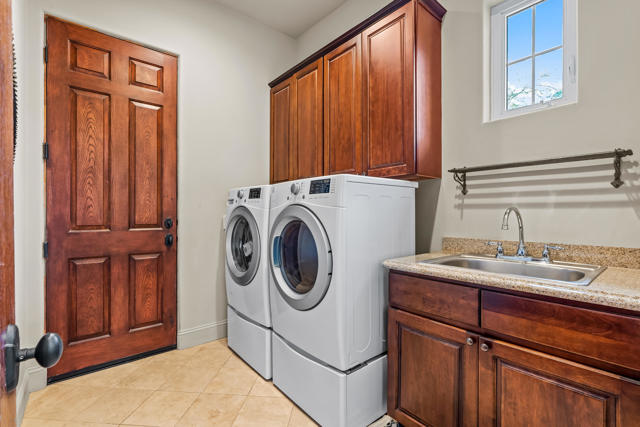 56738 Palms Dr Drive, La Quinta CA: https://media.crmls.org/mediaz/f5224041-c5c1-45e0-a323-87a011c2289d.jpg