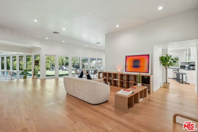 4900 Queen Victoria Road, Woodland Hills CA: https://media.crmls.org/mediaz/f522a7fb-29ae-4333-882c-f03452c4411e.jpg