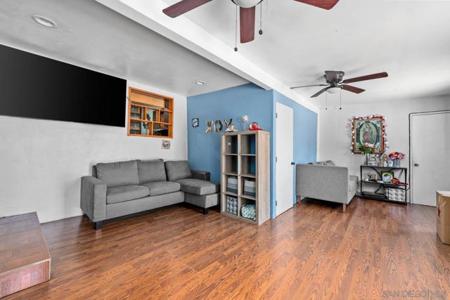 124 E View St, Fallbrook CA: https://media.crmls.org/mediaz/f522ccfc-af11-494f-9be3-69d2993c8e87.jpg