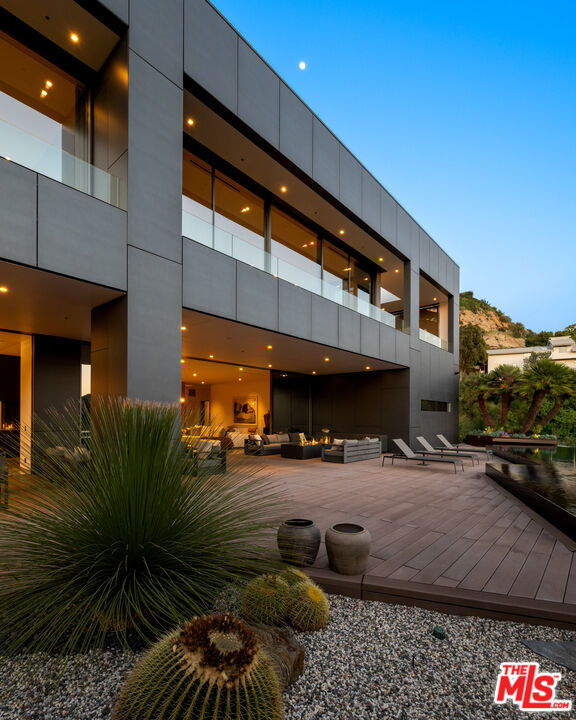 2341 Gloaming Way, Beverly Hills CA: https://media.crmls.org/mediaz/f5232814-c24b-4f9a-ae7a-c52c83cda577.jpg