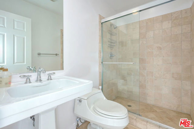 4250 Via Dolce, Marina del Rey CA: https://media.crmls.org/mediaz/f5233650-5d98-44eb-8718-1ebd5a1cd0c8.jpg