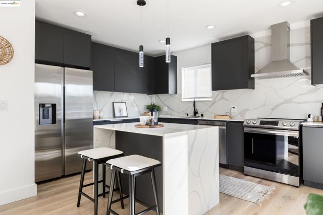 1026 43rd St, Emeryville CA: https://media.crmls.org/mediaz/f5243165-869e-4f9d-871a-e498255ab58f.jpg